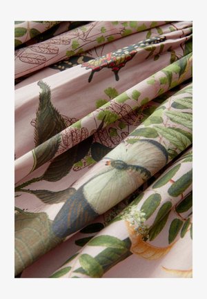 Textiel met een roze achtergrond voorzien van gedetailleerde illustraties van groene bladeren, kleurrijke rupsen en vlinders in verschillende tinten.