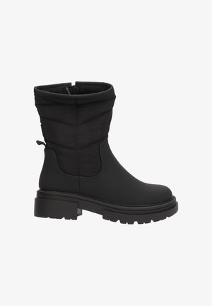 Botas negras hasta el tobillo con un upper de tela texturizada, punta redonda y una suela gruesa con tacos. Presentan un borde fruncido en la parte superior y una pestaña en la parte posterior para facilitar su colocación.