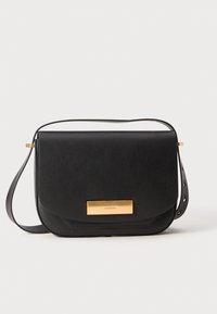 Borsa a tracolla in pelle nera con una superficie liscia, forma rettangolare, accessori in tono oro e chiusura a pattina. Include una tracolla regolabile.