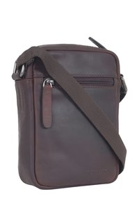Borsa a tracolla in pelle marrone con finitura testurizzata, tasca con zip e tracolla in tessuto regolabile. Presenta un logo sottile impressa sul davanti.