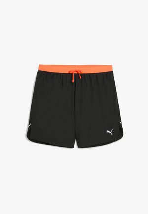 Pantaloni scurți atletici negri cu un șnur portocaliu, logo alb și fante laterale pentru mobilitate. Material neted și talie elastică.