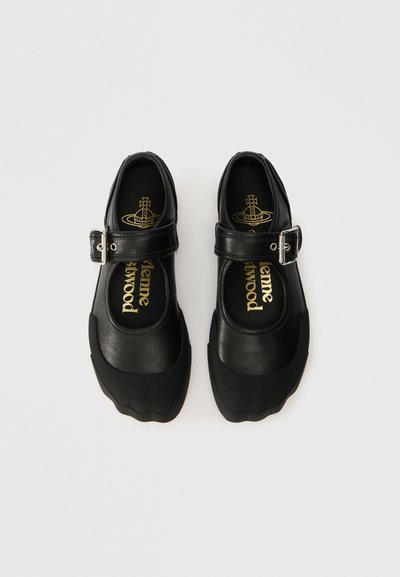 Melnas ādas Mary Jane kurpes ar sprādžu siksniņām un teksturētām purngalām, iekšējo zolīšu zeltaino logotipu.