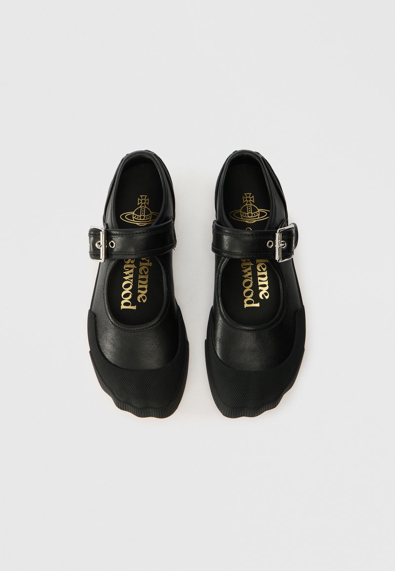 Un paio di scarpe Mary Jane nere in pelle con fasce a fibbia e punta testurizzata, con logo dorato all'interno delle suole.
