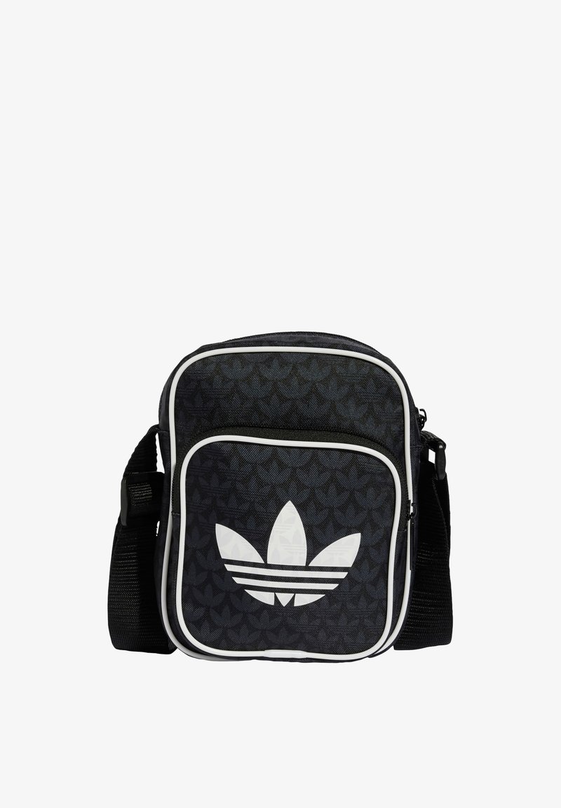 Svart axelväska med vita detaljer, med en strukturerad mönster och en framträdande vit logotyp. Justerbar rem för mångsidig användning.