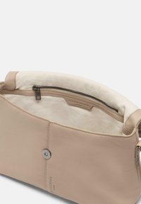 Beiger Lederhandtasche mit einer Innenauskleidung aus Canvas. Verfügt über eine Reißverschlusstasche und einen Druckknopfverschluss. Glatte Textur mit dezentem Branding-Detail.