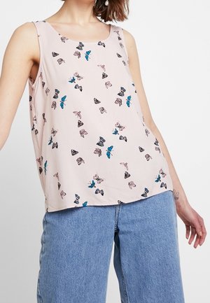 Top senza maniche di un delicato rosa chiaro con una vestibilità ampia, caratterizzato da un motivo a farfalle nei toni del blu, rosa e nero su un tessuto liscio.