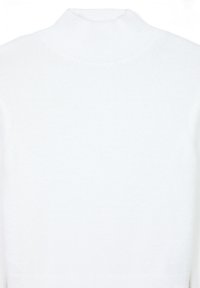 Weißer Rollkragenpullover aus weichem Strickstoff. Mit hohem Kragen, gerippter Textur und klassischer Passform. Keine sichtbaren Muster oder Akzente.