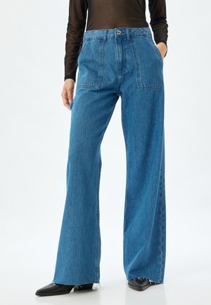 - Wide leg