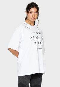 SQUATPROOF SDB PUMP COVER OVERSIZE - T-shirts print - white