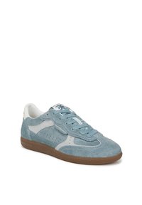 Lichtblauwe suède sneakers met witte accenten, ronde neus, geperforeerde details en bijpassende veters. Rubberen zool verhoogt grip en duurzaamheid.