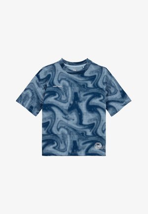 Mėlyna ir balta trumpomis rankovėmis marškinėliai su pikseliais abstrakčiu raštu, ant krūtinės užrašas „LOST TRAILS“ ir apskritas logotipas netoli apačios.