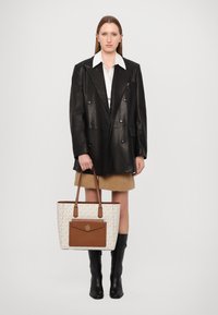 MICHAEL Michael Kors - JOEY POCKET TOTE - Geantă de pânză - vanilla/lugg Imagine miniatură 1