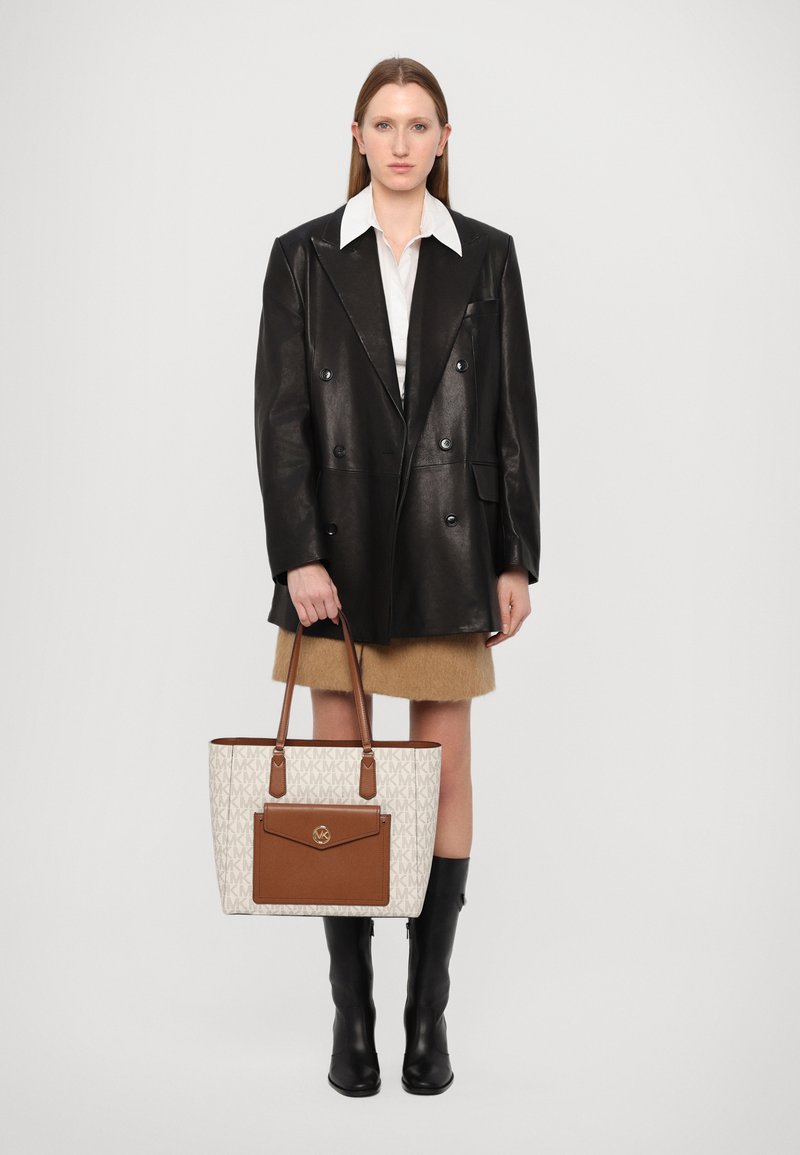 MICHAEL Michael Kors - JOEY POCKET TOTE - Geantă de pânză - vanilla/lugg, Extindeți