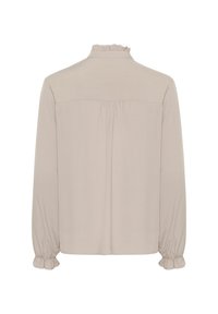 Blusa beige a maniche lunghe con colletto e polsini arricciati. Presenta una texture liscia e dettagli gather sulla schiena. Senza motivi o hardware.