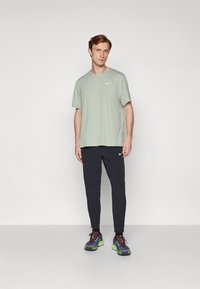 Nike Performance MILER - T-shirt de sport - jade horizon/reflective silver