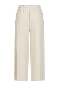 Pantalon beige à jambes larges avec taille élastiquée froncée, texture lisse et coupe décontractée, adapté pour une tenue décontractée ou formelle.