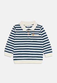 Polo de manga larga para toddlers a rayas horizontales en azul marino y blanco, con cuello y puños crema, dos botones y un bolsillo en el pecho a rayas.