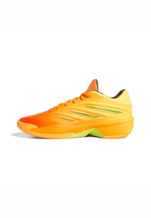 Chaussure de sport basse avec un dégradé lumineux orange et jaune, des détails verts et une semelle texturée, vue de la face extérieure.
