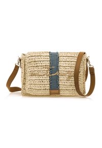 Borsa a tracolla in paglia intrecciata con accento in denim, tracolla in pelle beige e chiusura a patta, con superficie testurizzata e una palette di colori neutri.