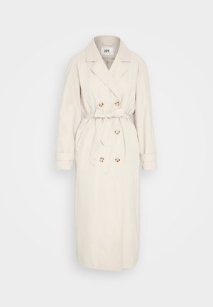 Μπεζ παλτό trench από μαλακό ύφασμα, με διπλό μπροστινό κλείσιμο, ζώνη στη μέση και κουμπιά. Μακριά μανίκια με λεπτομέρεια στη μανσέτα.