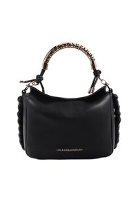 Borsa a tracolla in pelle nera con una tracolla intrecciata, dettagli in oro e un manico curvo con la scritta "LOLA CASADEMUNT" impressa nella parte superiore.