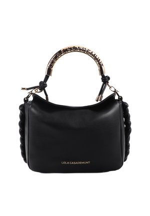 Schwarze Lederhandtasche mit einem geflochtenen Trageriemen, goldenen Beschlägen und einem geschwungenen Griff, der oben mit "LOLA CASADEMUNT" geprägt ist.