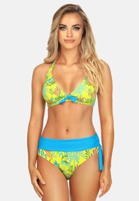 Zestaw bikini z topem w stylu halter w jaskrawym żółto-zielonym wzorze liści, uzupełniony jednolitą niebieską talią w dolnej części.