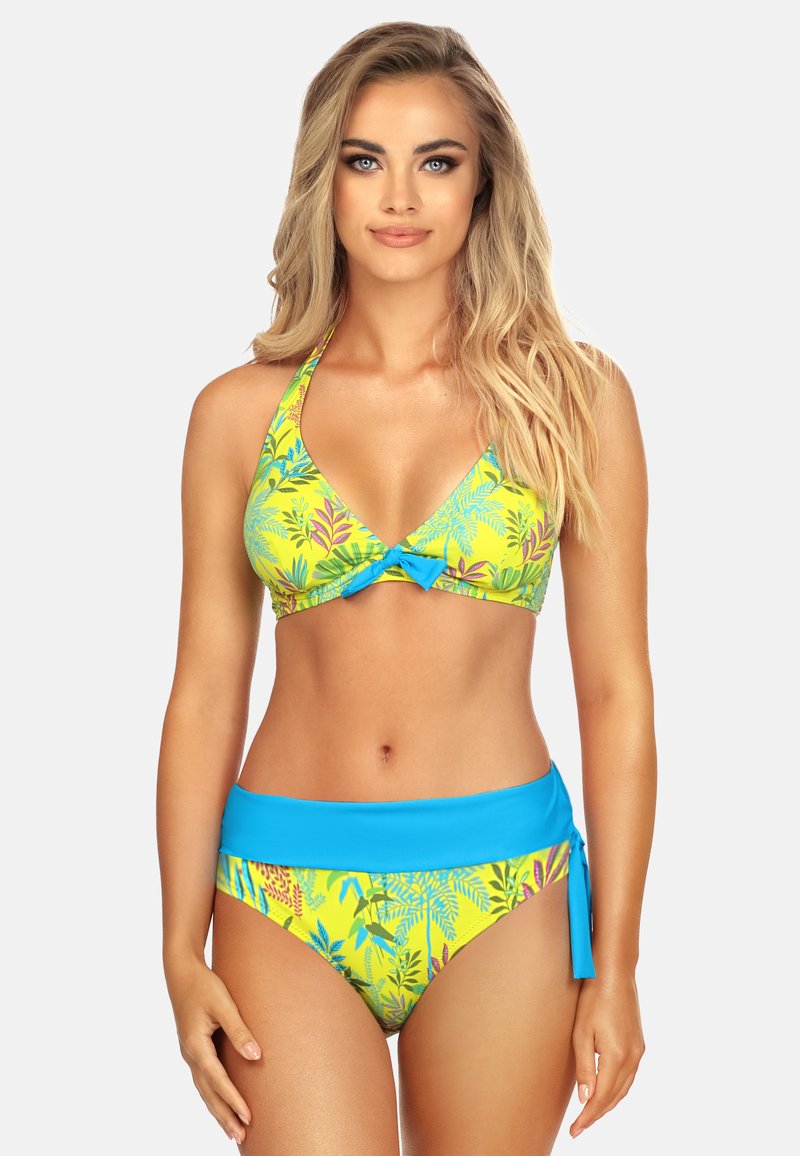 Zestaw bikini z topem w stylu halter w jaskrawym żółto-zielonym wzorze liści, uzupełniony jednolitą niebieską talią w dolnej części.