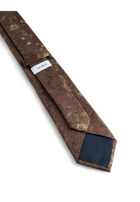 Brązowy krawat w kwiatowy wzór z teksturowanym wykończeniem, z granatowym akcentem na końcówce i metką z napisem "LES DEUX."