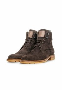 Stivaletti in suede marrone con suola in gomma, design lace-up, colletto imbottito e dettagli in pelle sulla linguetta con un logo goffrato discreto.