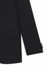 Blazer nero su misura con una silhouette strutturata, caratterizzato da un colletto con taglio a revers, una tasca sul petto e tre bottoni sui polsini.