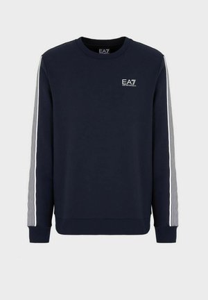 Sweatshirt blu navy con colletto tondo, polsini a coste e dettagli strisciati bianchi sulle maniche. Presenta un piccolo logo EA7 sul petto.