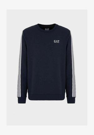 Sweatshirt blu navy con colletto tondo, polsini a coste e dettagli strisciati bianchi sulle maniche. Presenta un piccolo logo EA7 sul petto.