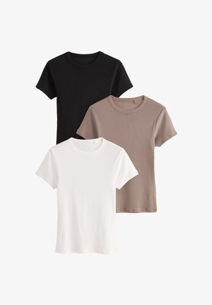 Sæt af tre t-shirts i sort, beige og hvid. Hver har en rund udskæring og korte ærmer, lavet af et glat, blødt stof.
