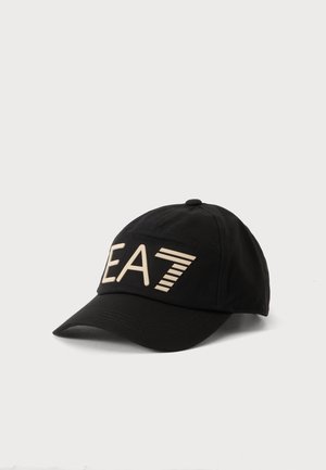 Casquette de baseball noire avec logo EA7 beige brodé sur l'avant, présenté sur un fond blanc uni.