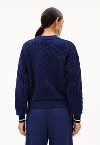 Navyfarbener Strickpullover mit einem strukturierten, dreidimensionalen Muster, geripptem Saum und Bündchen sowie Rundhalsausschnitt. Rückansicht gezeigt.