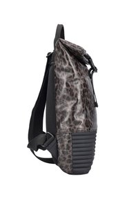 Sac à dos en imitation léopard brun et noir avec un fond noir rembourré et des sangles noires réglables, montré de côté sur fond blanc.