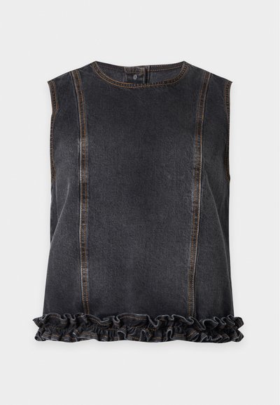 Top sans manches en denim noir avec coutures verticales et détail d'ourlet à volants, comportant des surpiqûres contrastantes orange et une fermeture à boutons au dos.