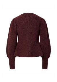 Burgundijas adīta džemperis ar teksturētu ribu rakstu, garām puff piedurknēm un pepluma apakšmalu, demonstrējot pieguļošu siluetu viduklī.