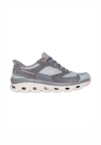 Scarpa sportiva grigia con parte superiore in mesh e sintetico, dettagli rosa, lacci frontali e suola imbottita con sezioni a cuscino d'aria vuote.