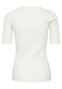 Vit ribbad kortärmad topp med en åtsittande silhuett. Har en grund rund halsringning och en slät yta. Bakifrån visas inga ytterligare detaljer.