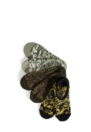 Fünf Paar Fußknöchelsocken in verschiedenen Camouflage-Mustern mit Grün-, Braun- und Schwarztönen, strukturierten Oberflächen und elastischen Bündchen.