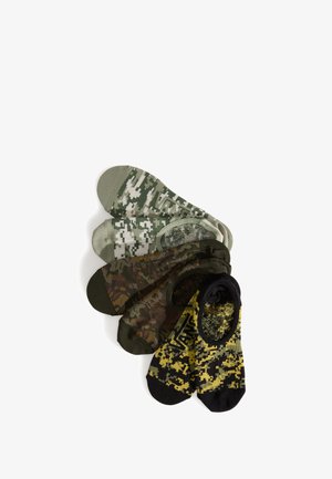 Cinco pares de calcetines tobilleros en varios patrones de camuflaje, con colores verde, marrón y negro, acabados texturizados y elásticos en la parte superior.