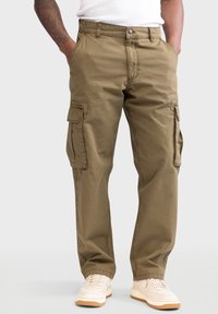 Khaki Cargo-Hosen mit lockerer Passform, ausgestattet mit mehreren Seitentaschen, aus robustem Baumwollmaterial und mit einem Knopfverschluss an der Taille.