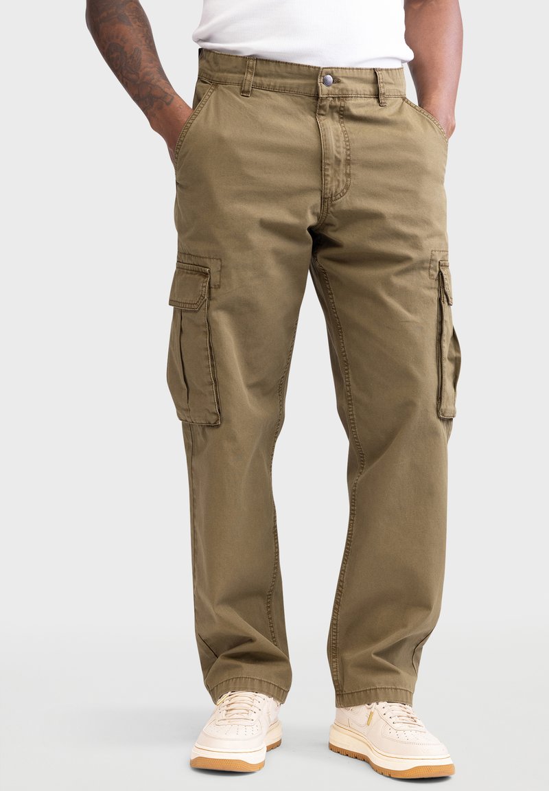 Khaki Cargo-Hosen mit lockerer Passform, ausgestattet mit mehreren Seitentaschen, aus robustem Baumwollmaterial und mit einem Knopfverschluss an der Taille.