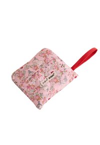 Pochette con motivo floreale in tessuto rosa, una tracolla rossa e un'etichetta. Presenta contorni di personaggi circondati da fiori e cuori.