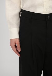 Michael Kors PLEATED WIDE LEG - Nohavice - black