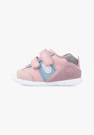 Zapatos para niños pequeños de cuero y ante rosa con acentos en gris, correas de Velcro dobles, punta redondeada y suela de goma blanca. Presenta el logo en el talón.