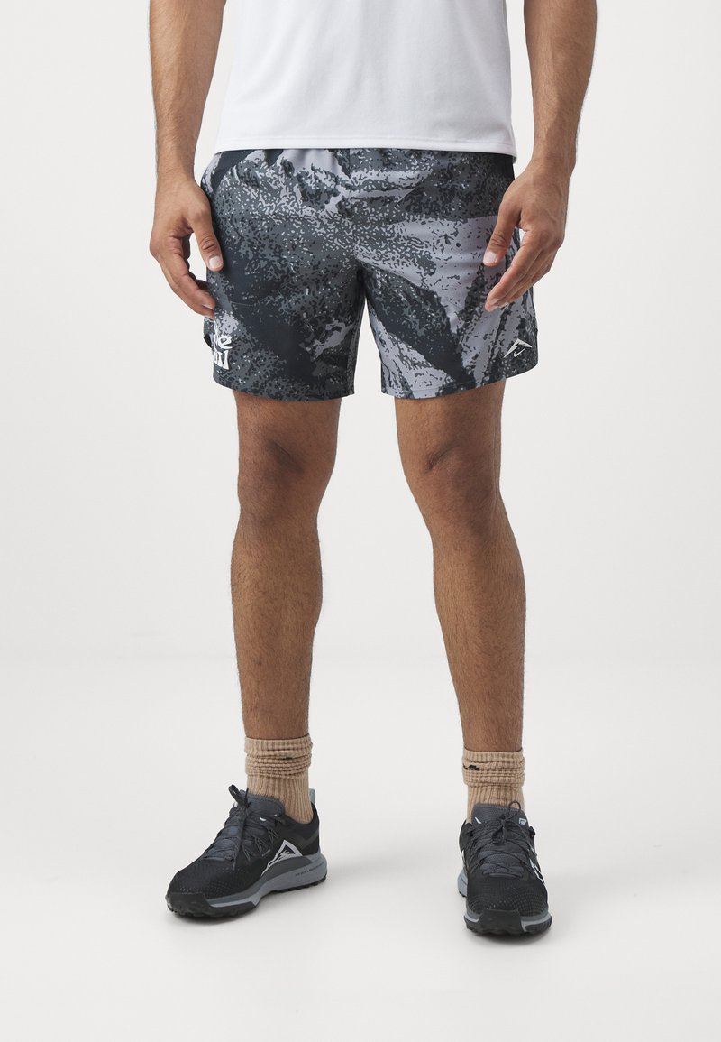 Nike Performance STRIDE  - Pantalón corto de deporte - iron grey/black/summit white