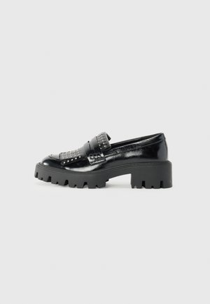 Zwarte patenten leren loafers met een stevige zwarte platformschoen, versierd met metallic studs op de bovenkant en een ronde neus.